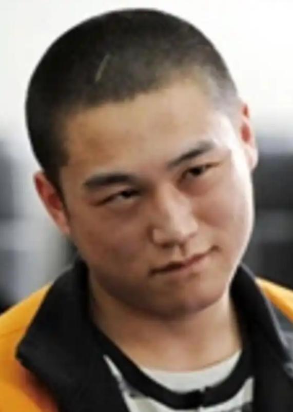 法庭上，20岁的马金库歪着身子，笑着对法官说：“求您判我死刑，谢谢。”


20