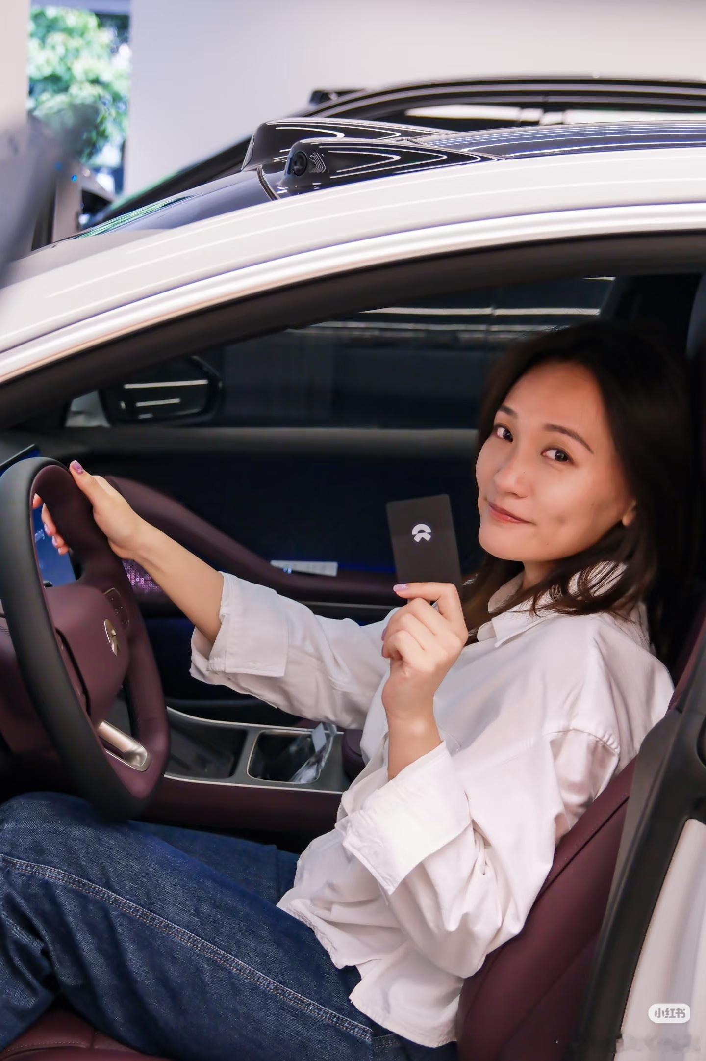 蔚来ET5T云白｜白月光提车日记在灰色银色黑色紫色中选了白色。满街都是黑武士，白