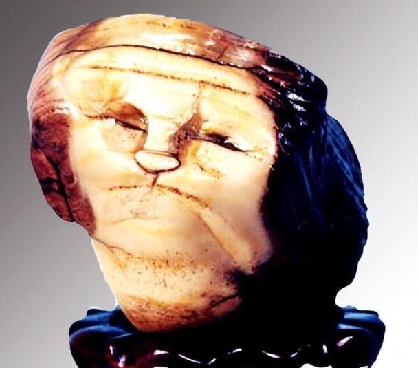 1997年，宁夏小伙在青岛海边出差，花150元买下一块“人面石”，没想到4年后经