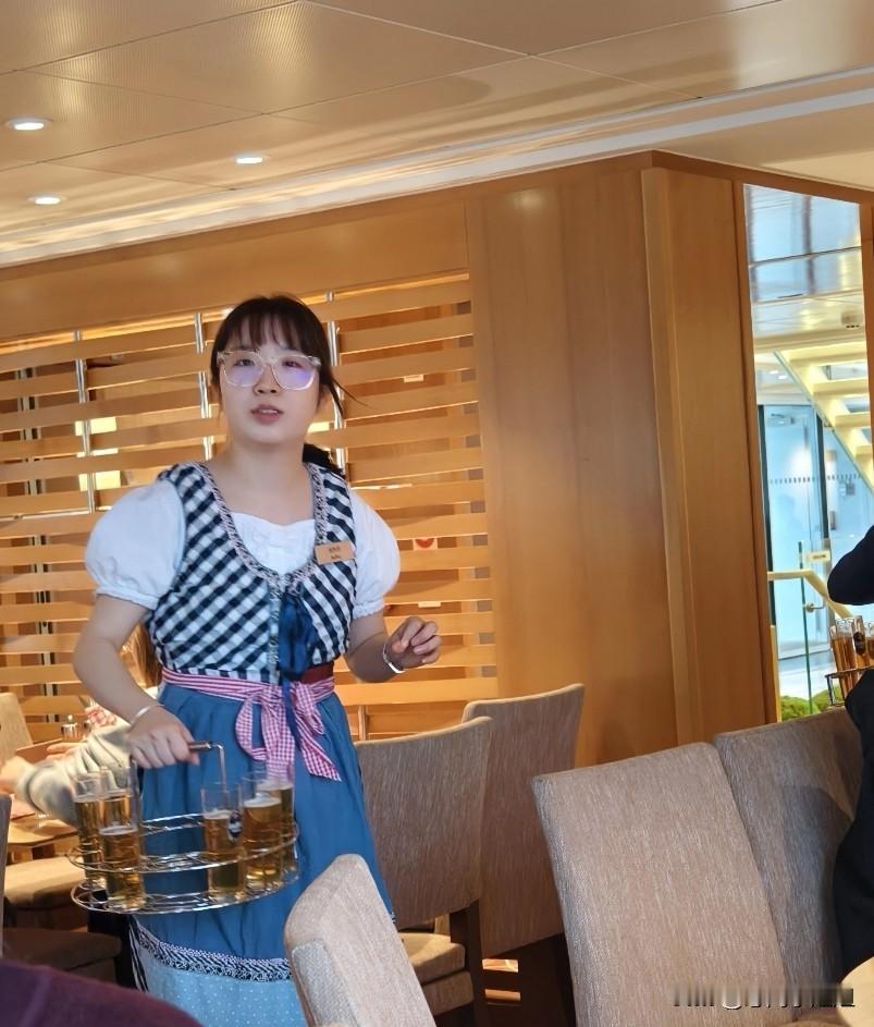 因为船行至德国，晚餐是一顿德餐。
午餐结束时，看到服务员摆桌子，餐桌桌布都变了样