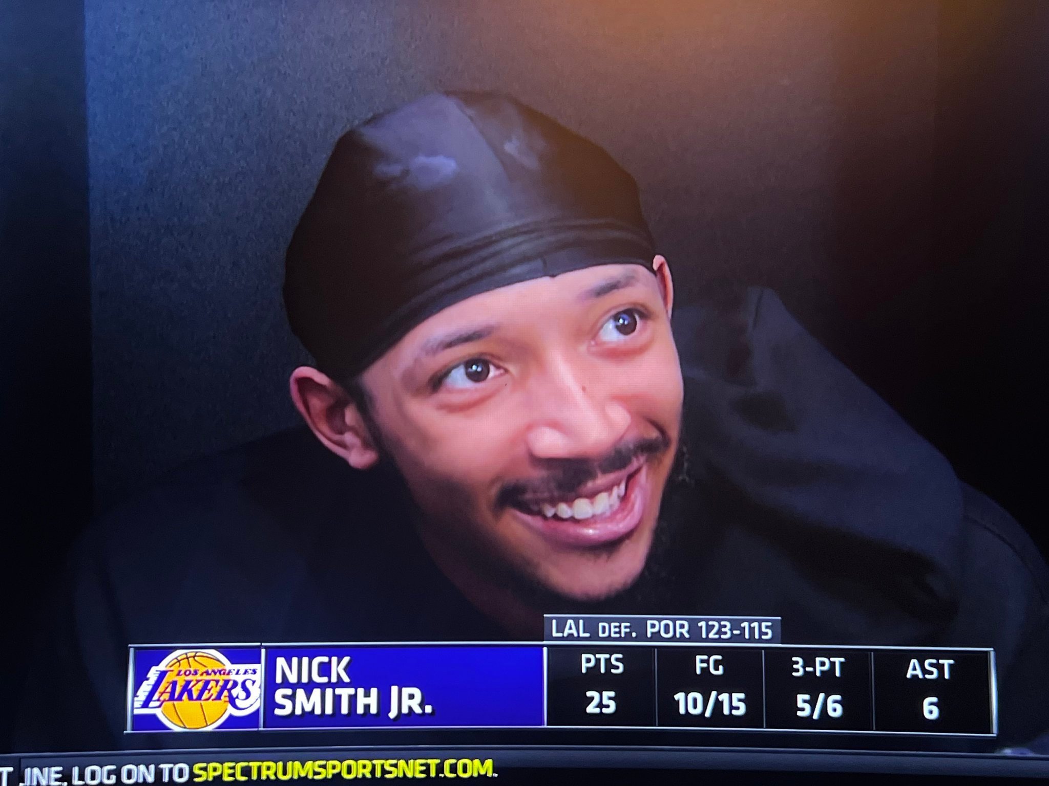 小尼克·史密斯赛后就他中场呕吐事件做出回应：“我没事…只是有点小状况，问题不大。