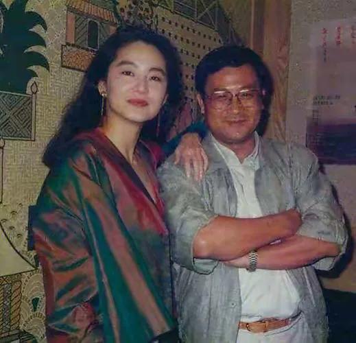 大美女林青霞和一男子合影，这男子长相富太，金边眼睛，络腮胡子，十分有男人味，灰色