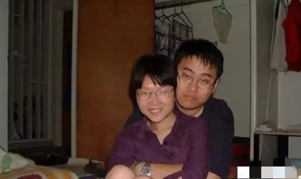2005年，清华女博士，趁丈夫熟睡时，用手枪亲手结束了丈夫的生命，之后，她还与丈