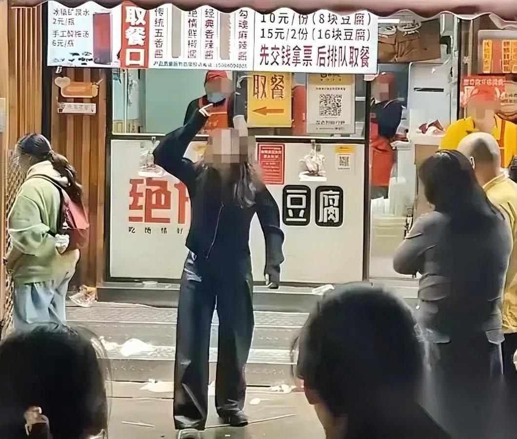 大年初五的夜，我爸的臭豆腐锅还在咕嘟嘟响。

我拎着改了的车票站在摊前，看他攥着