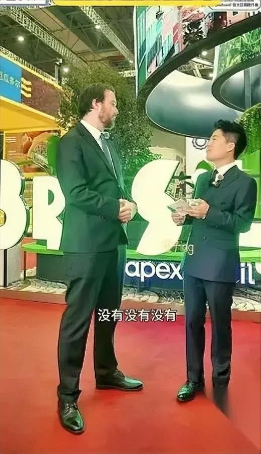 董宇辉的反击，藏在食人鱼里。

昨晚进博会巴西代表的问题，戳得人心里一紧——
