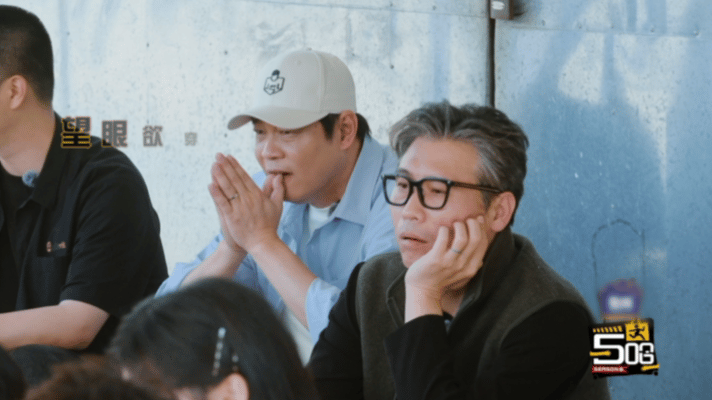 鹿晗你在这卡bug呢哈哈哈哈哈五哈6的吃鸡游戏，鹿晗的操作堪称反向典范，刚知晓规