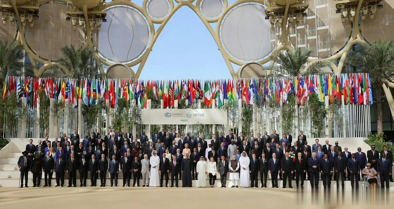 在迪拜举行的联合国气候大会上，参会者合影留念。但是，立陶宛、拉脱维亚和波兰三国总