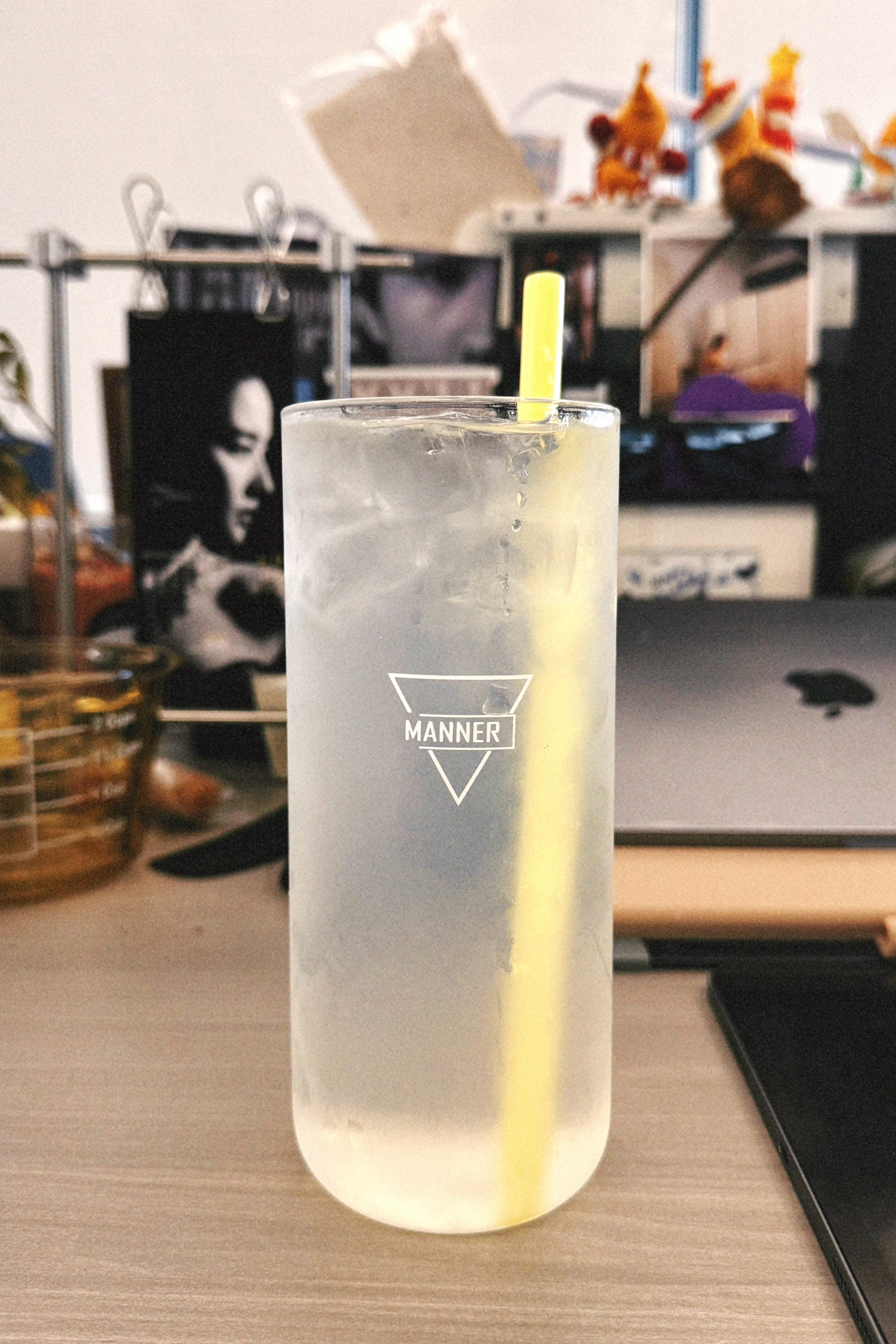 今天是椰子冰朗姆。办公室小酒馆