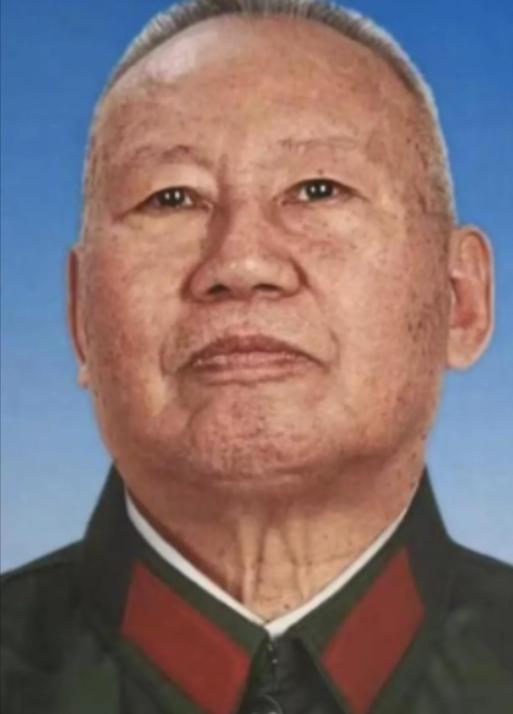 1978年，原空军副司令张积慧被撤职，被关了两年后，转业的他，到成都420厂当副