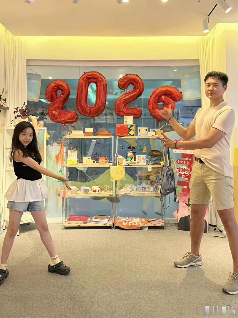 高云翔在天津带女儿画画，小酒窝很像爸爸 