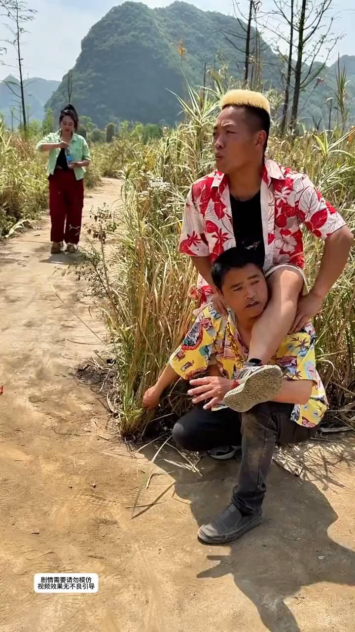 大家快看，这个姑娘刚下班正准备回家，半路却遭遇两个混混阻拦。混混二话不说就要上手