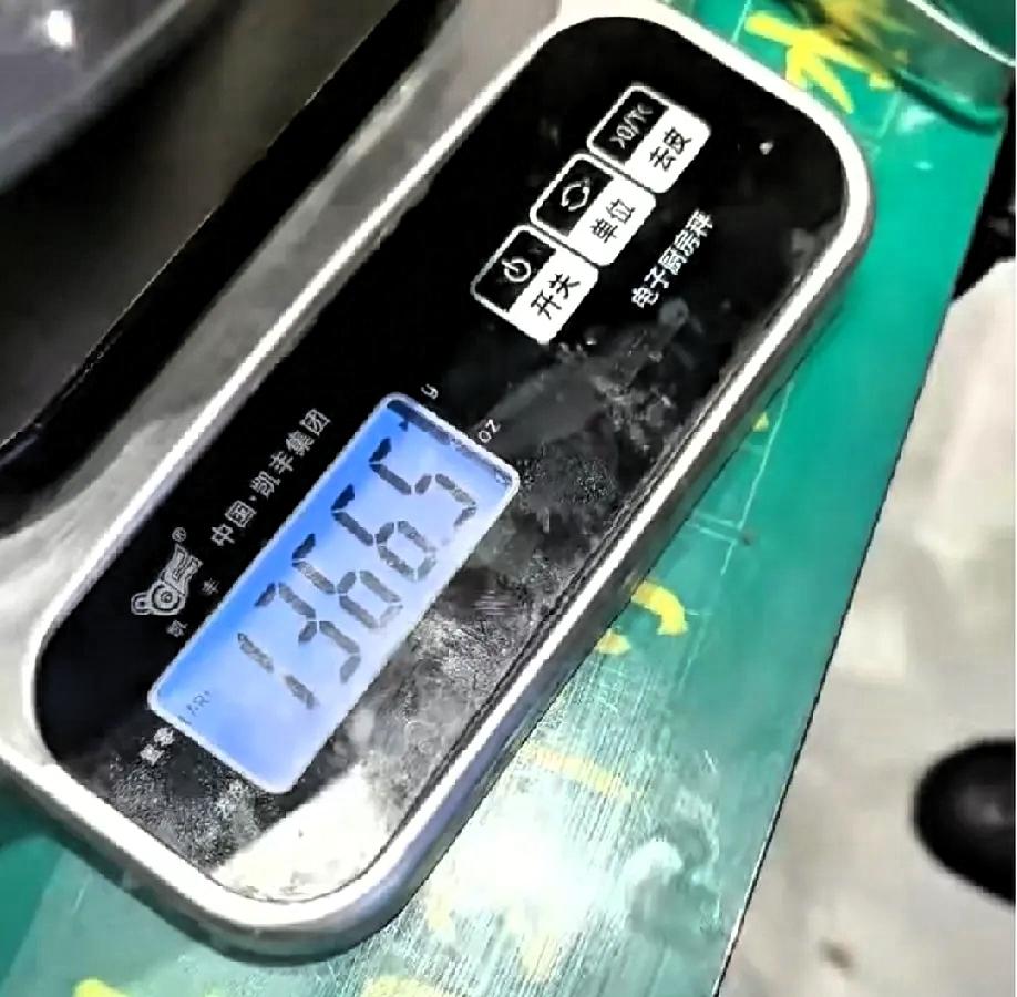 自助烤肉店内，商家以顾客剩下太多烤肉、火腿肠为由，拒绝退押金，顾客就选择了报警…