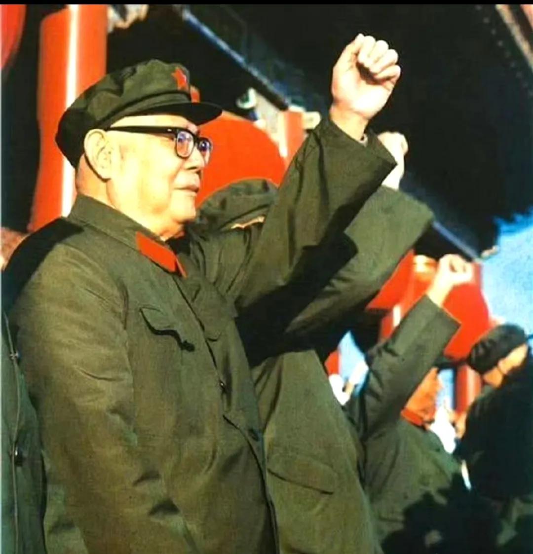 60年代末，叶帅一张罕见的留影，照片中的他穿着一身威武的军装，展示出他的硬朗和坚