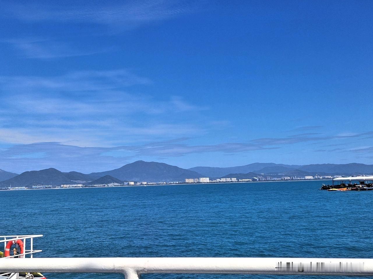 上联：深海浅海海连海
下联：高山矮山山靠山

终生坚持作品原创的人
图片来源于作