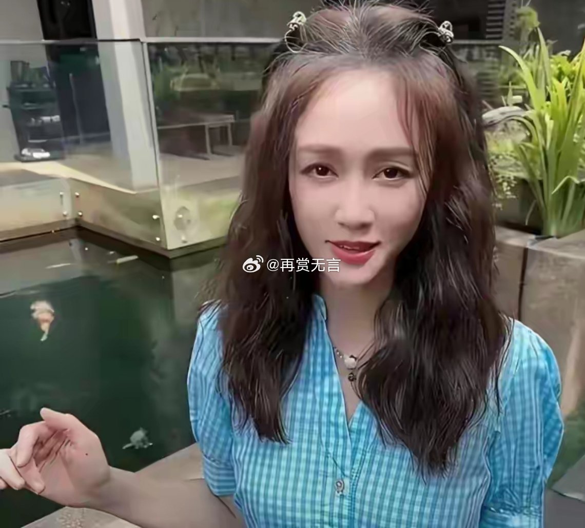 年近50陈乔恩的心态值得女明星参考，白头发没啥焦虑的。 