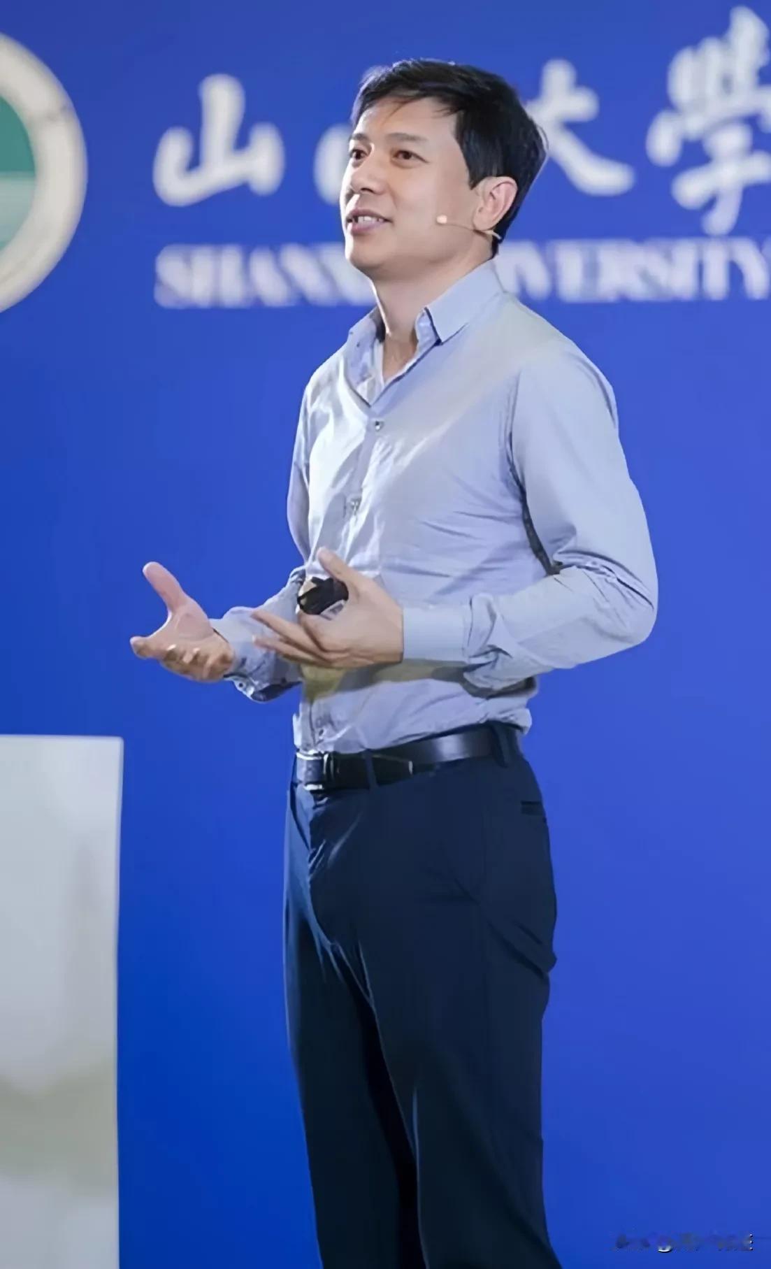 这应该就是世界上最完美的男人了吧？他往那一站，从身材，到长相，到智商高，到品行，