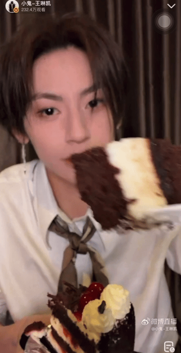 小鬼松松裤腰带开始进入状态小鬼吃到蛋糕的表情 小鬼直播 吃着吃着要松松裤腰带 开