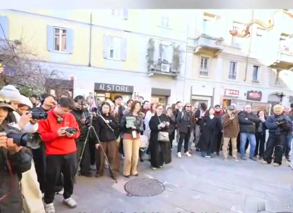 白举纲把米兰街头变成livehouse 米兰街头奏响东方雅韵，古筝大提琴跨界和鸣