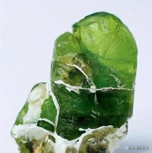 “你说上交就上交？”2002年天津一男子花了10年，捡了600多块蛟河橄榄石，专