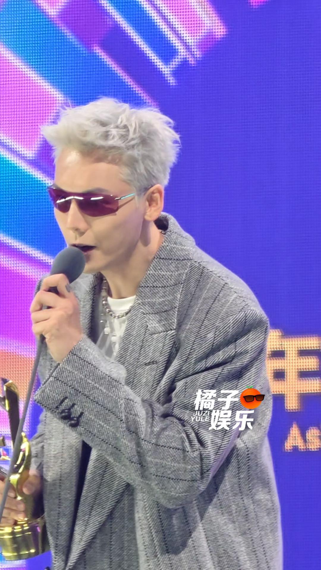 妈呀 伟霆哥今天银发啊！完全爱豆来的！超帅啊陈伟霆银发墨镜造型 陈伟霆完全爱豆来