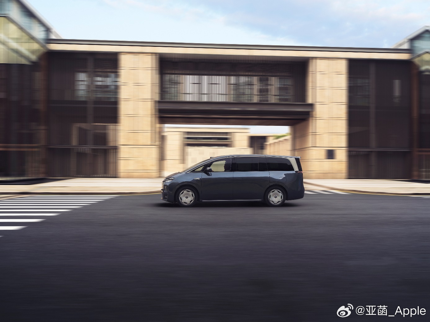零跑旗舰MPV D99重磅上市，售价24.98-31.98万元，叠加限时上市权益