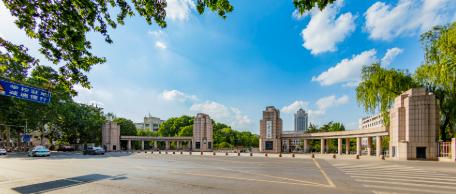 哈尔滨师范大学坐落于哈尔滨，是黑龙江省重点建设高水平大学，归属中西部高校基础能力