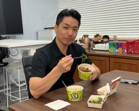 蒋万安的动作就是快，在“胡须张”被青鸟出征之后，马上就点了一份“胡须张”的卤肉饭