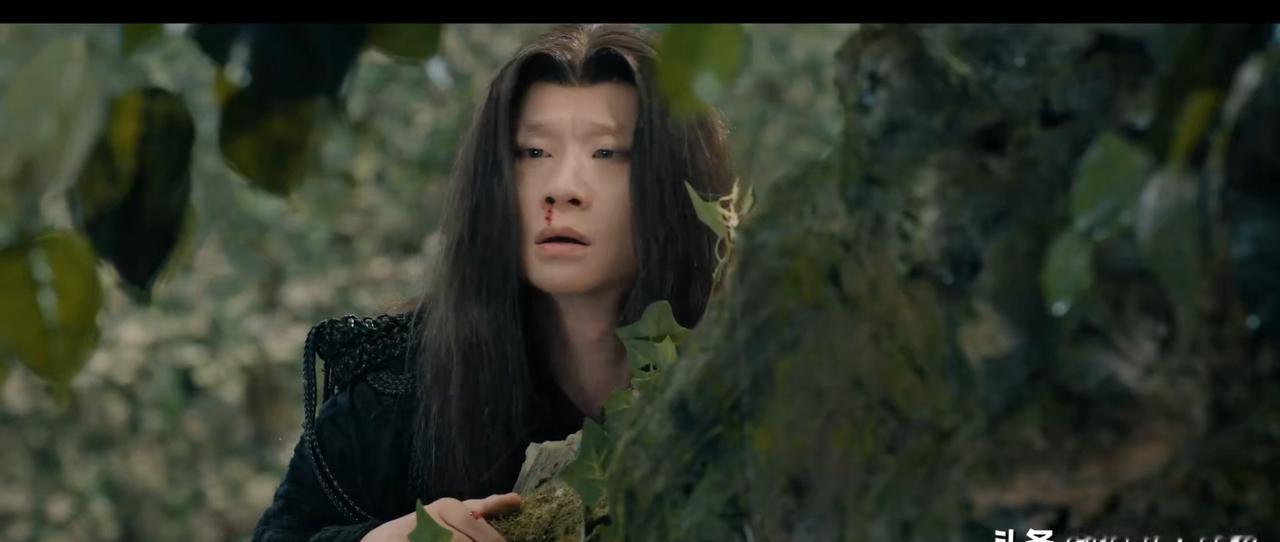 掌握核心情报，却活成了全剧的笑柄。
他每一步都精准踩雷。
骗纪严，结果自己进了炼