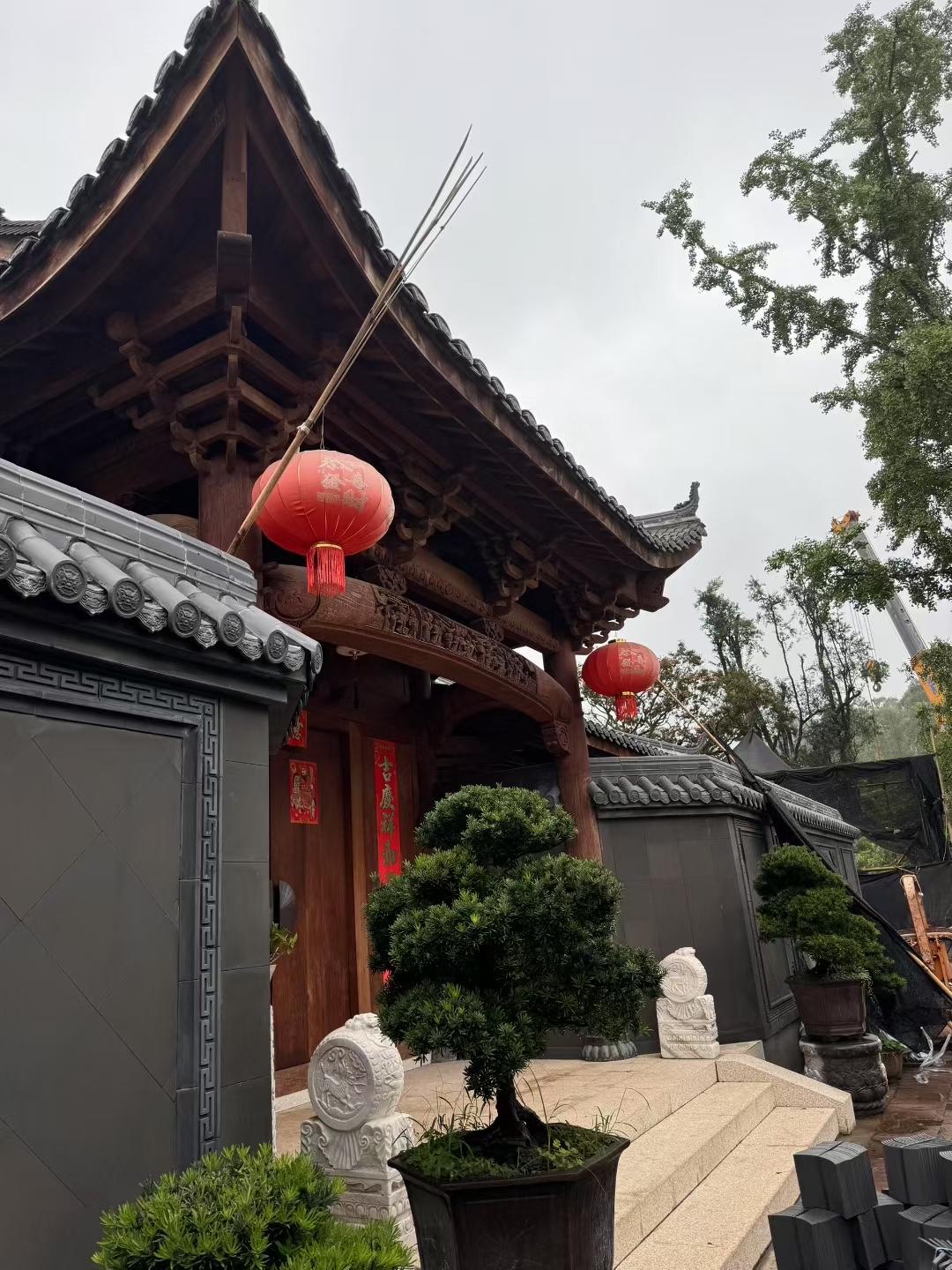 打造传世中式宅院与雅致茶室、恪守四水归堂古法格局，梁柱雕花精工细琢，一榫一卯皆见