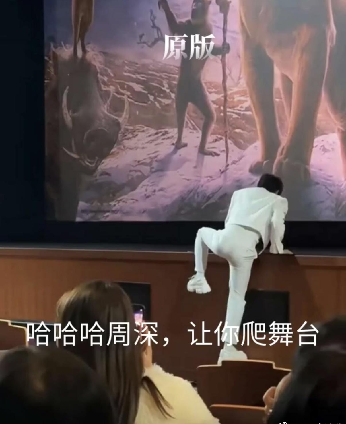 脸替型歌手😁
一款非常实用的小周深😎
周深既然这宇宙让我单身 ​​​