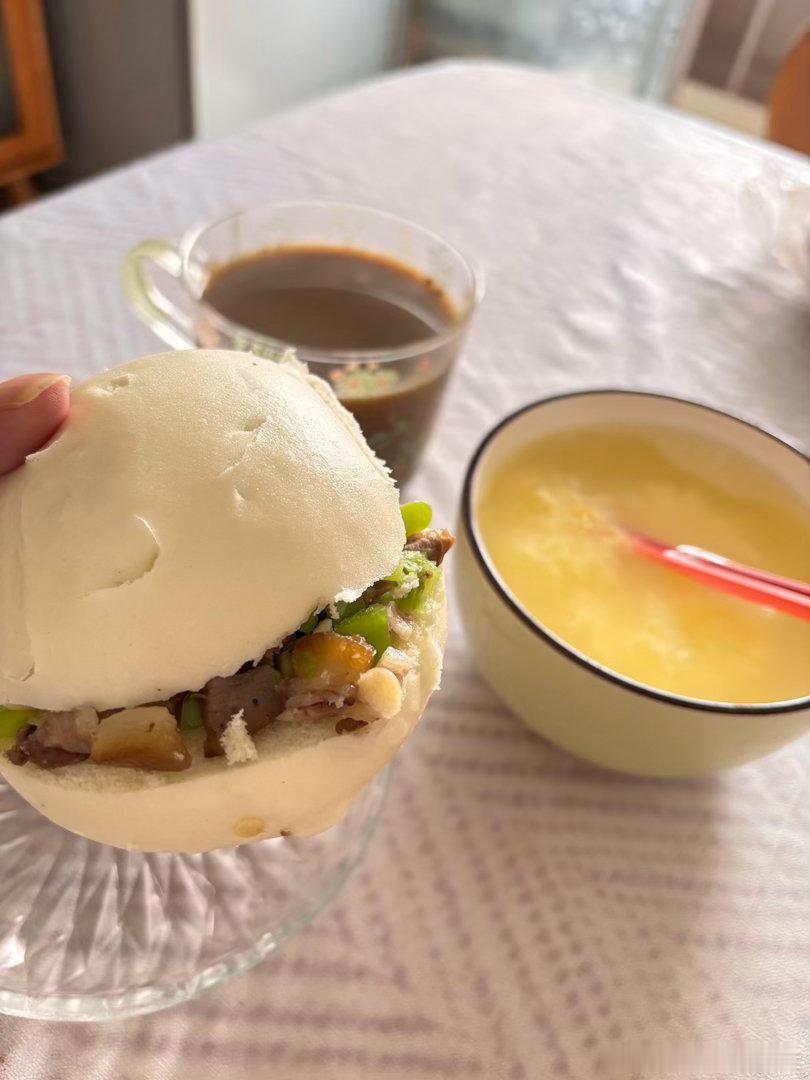 今天起床先遛狗，省得它们憋不住拉家里，一叶知秋昨晚某人买了卤肉，还剩了几片，我又