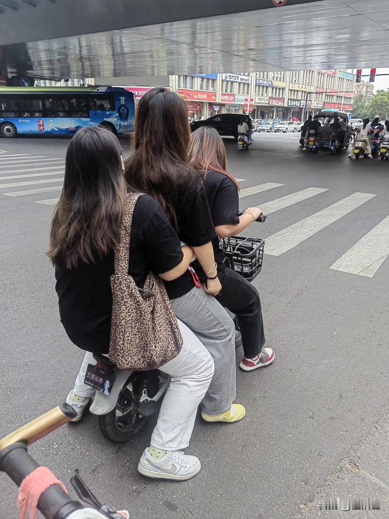 求小电电的心理阴影面积？
也提醒坐最后面的女生，你一定要抱紧中间女生的腰，遇到坎