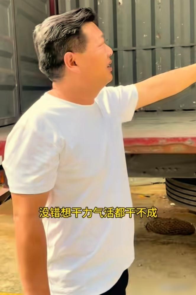 这操作真是够够的了！
眼看团队元老不好带货了，转头就把所有资源堆给亲儿子。