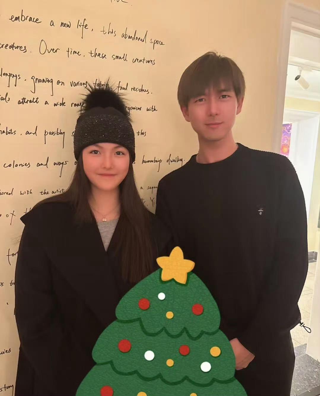 李湘晒王诗龄刘亦菲李现聚会照 近日，李湘在北京晒出了女儿王诗龄与刘亦菲李现的合影