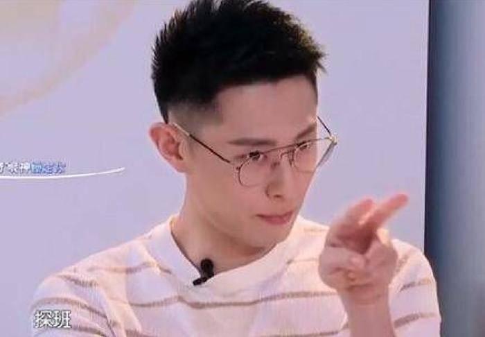   5月24日，买超在被拍到与女生一起去酒吧后，他的社交平台简介再次引发关注。随