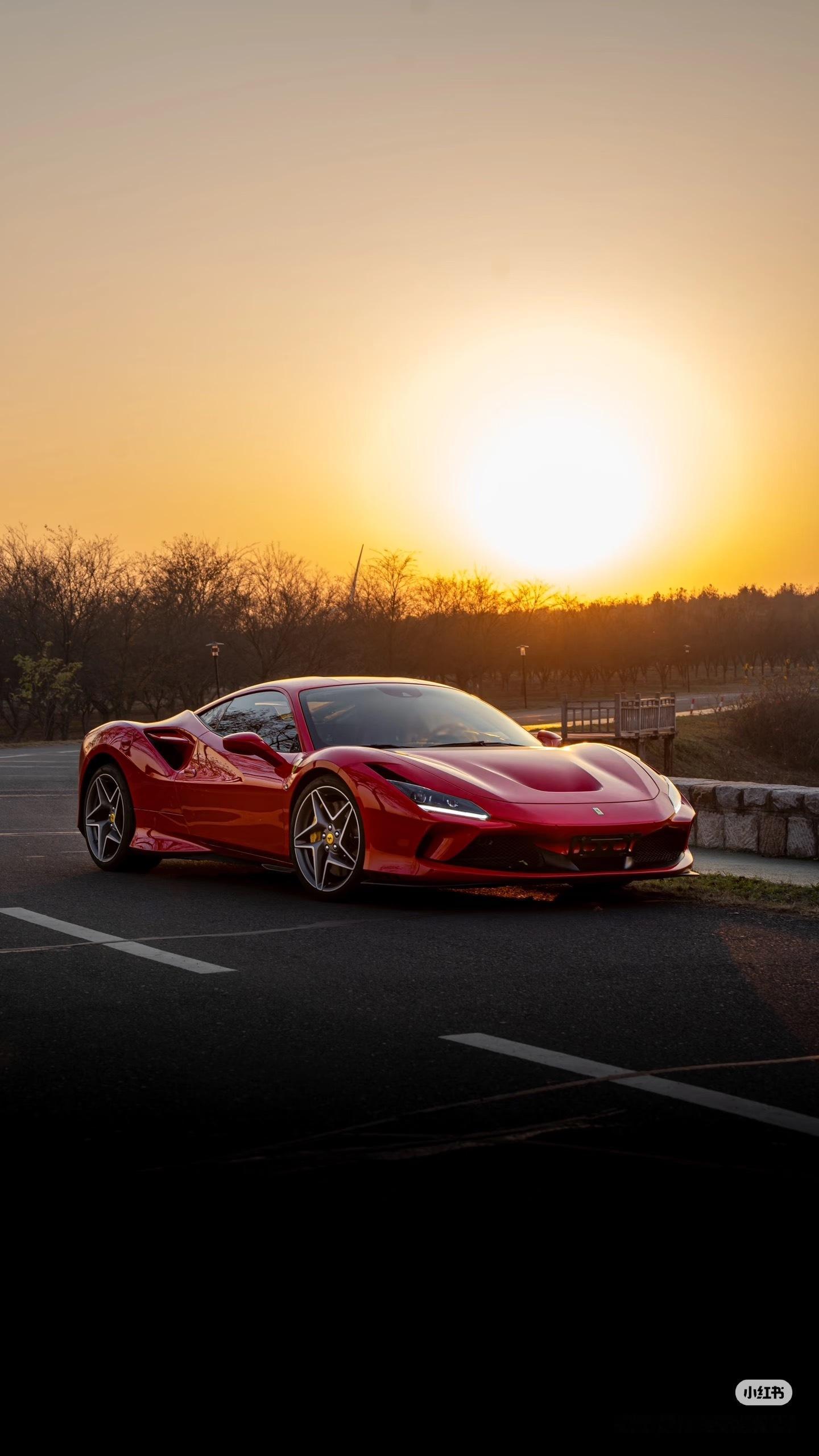 买Lusso的最大理由：二排放倒后可以轻松放下两个球包这个点应该99%的超跑没法