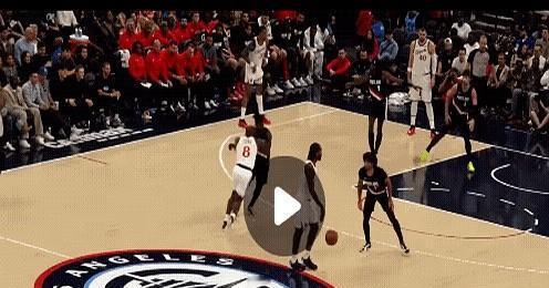 他不喊口号，不刷数据，比赛最后三分钟，球到他手里，全场都闭嘴了。
每天早上练一千