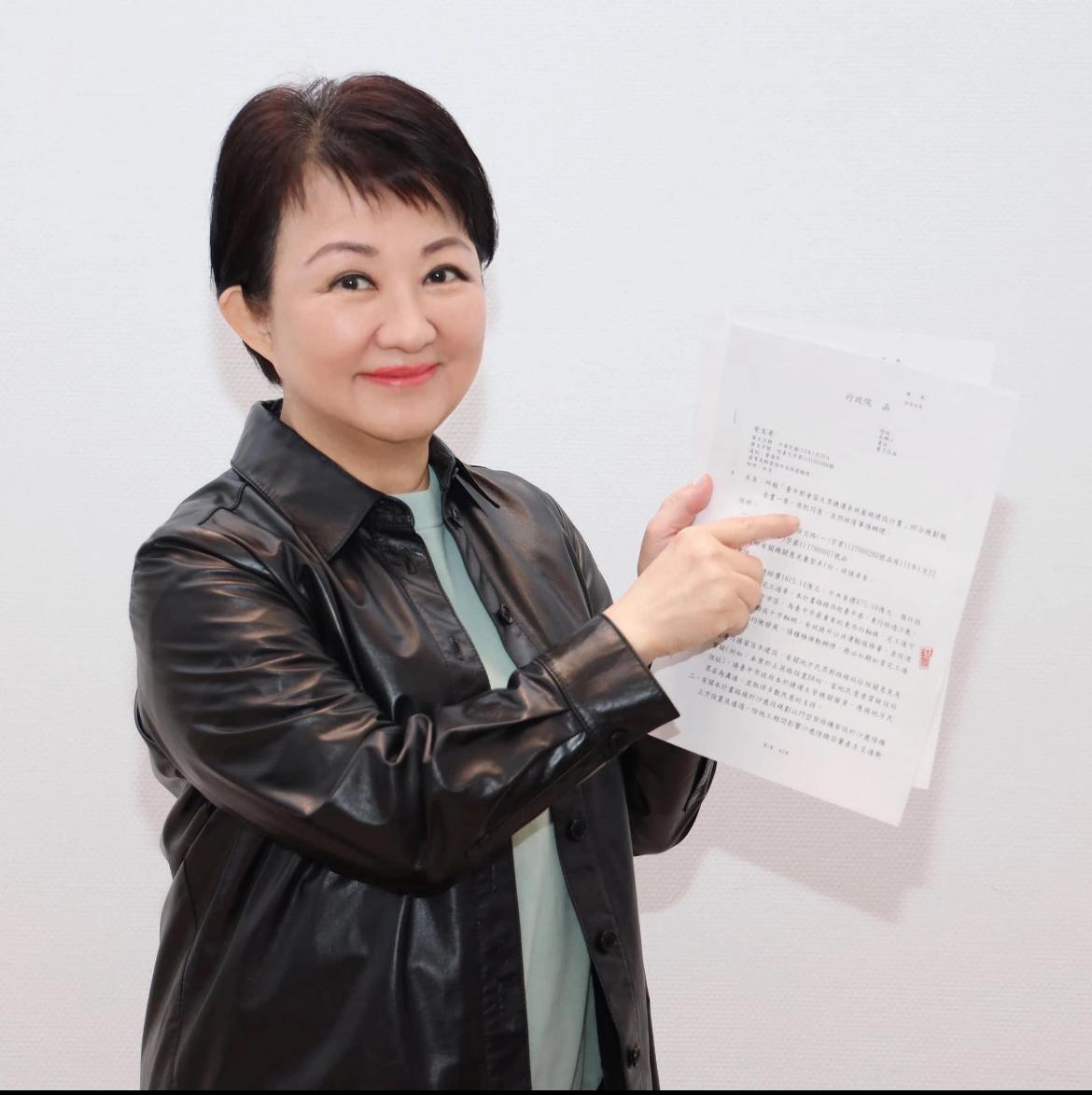 台中市长卢秀燕终于“开炮”了！
这次她没直接找新任国民党主席郑丽文，

而是通过