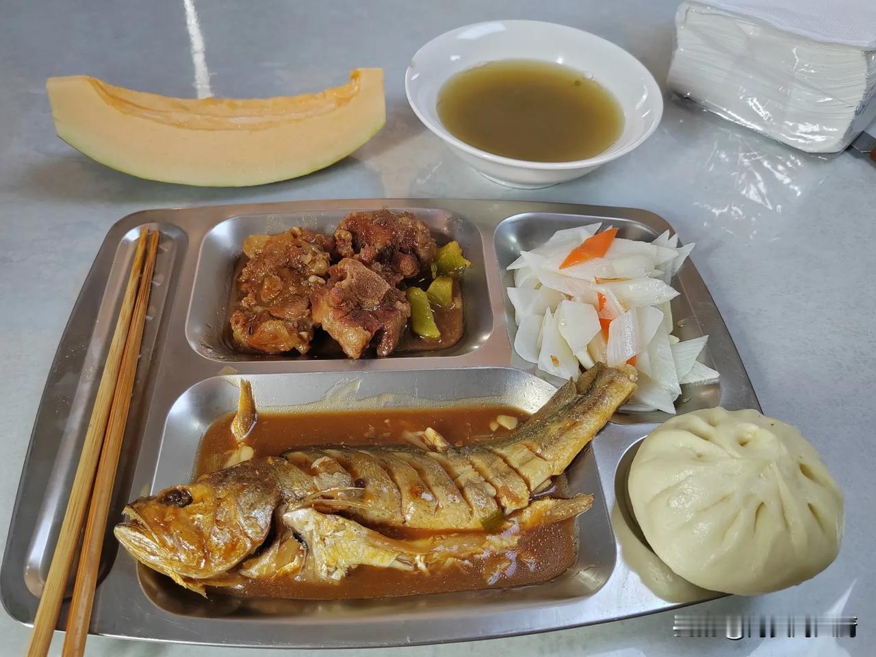 第一次进这个公司的时候，公司有个规定，就是船员有忌口的，挑食的，大厨都要给换菜，