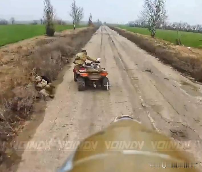 两名乌军倒霉蛋被俄军一架fpv无人机盯上，紧追不舍！他们开着一辆全地形摩托车正在