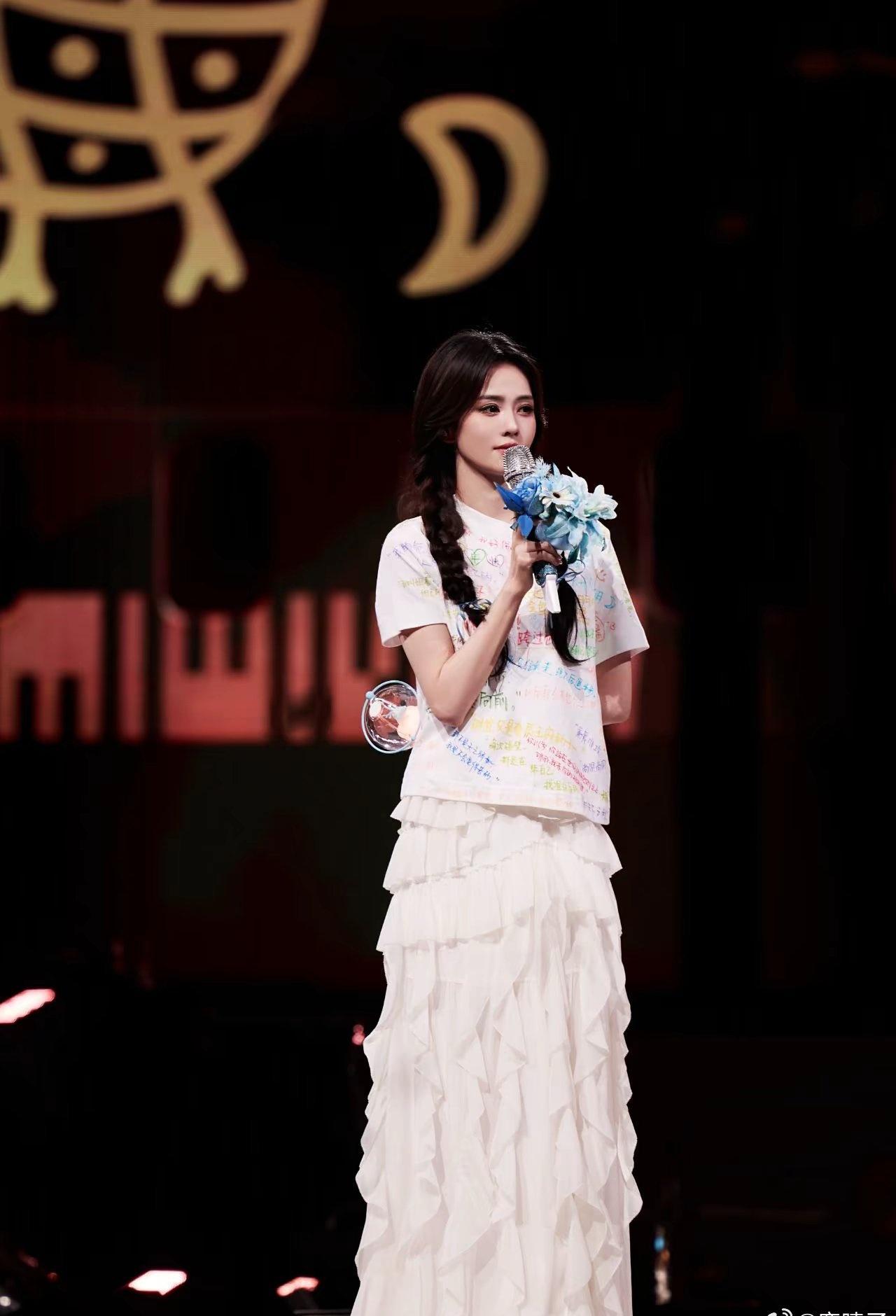 白鹿超话 ❤️白鹿超话 ❤️白鹿演唱会妆造 “冬日的暖阳还未坠落，你依旧如光” 