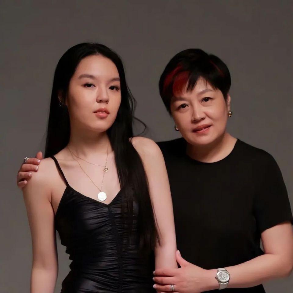 哈文悼念李咏引发泪目，法图麦已长大，两人试图走出阴霾！
李咏是一位优秀的主持人，