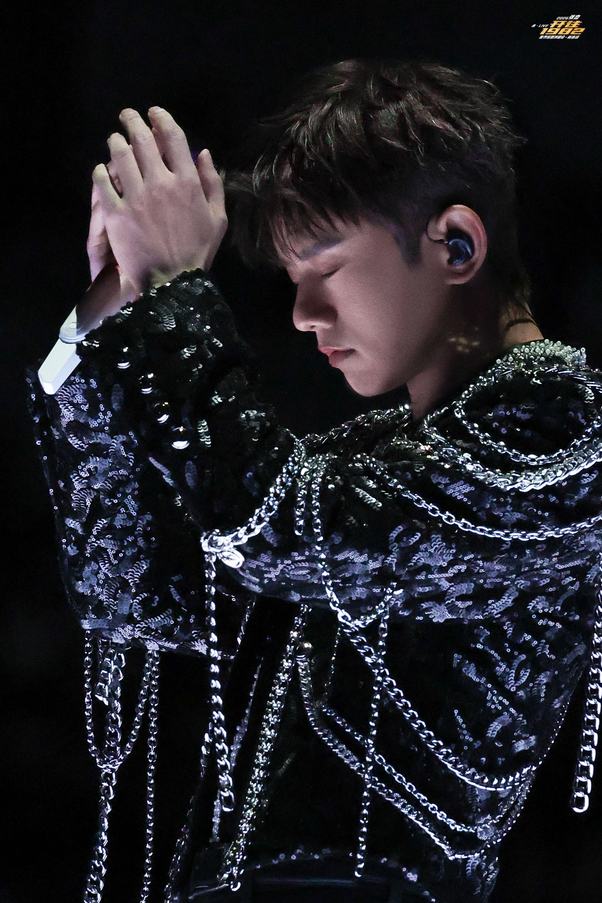 张杰把高尔夫打到天上了新春舞台张杰唱《远走高飞》，一杆高尔夫随旋律直冲天际，舞台