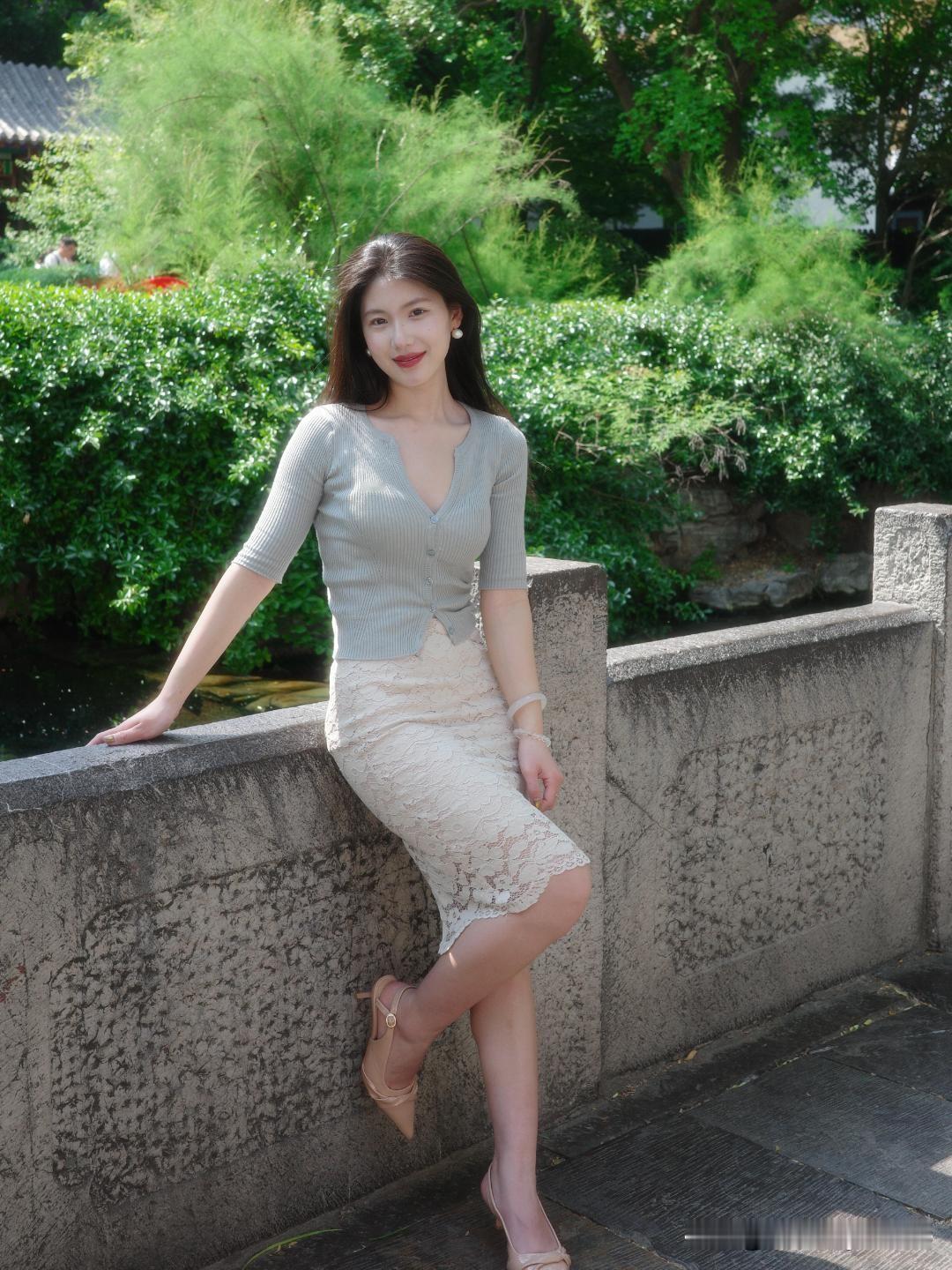 阳光下的温柔时光，红柱旁的美人儿