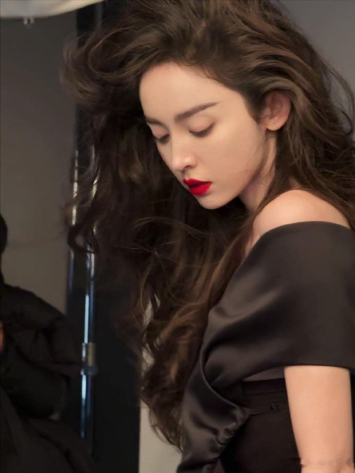 娜扎 海藻般秀发有了实感  天呐，娜扎这头秀发简直就是美的奇迹呀，让我对海藻般的