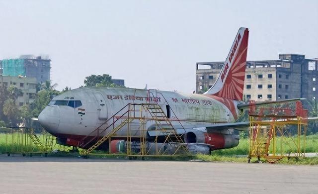 印度突然爆出一个离谱大瓜，印度航空居然把一架波音大飞机给忘在机场13年，直到加尔