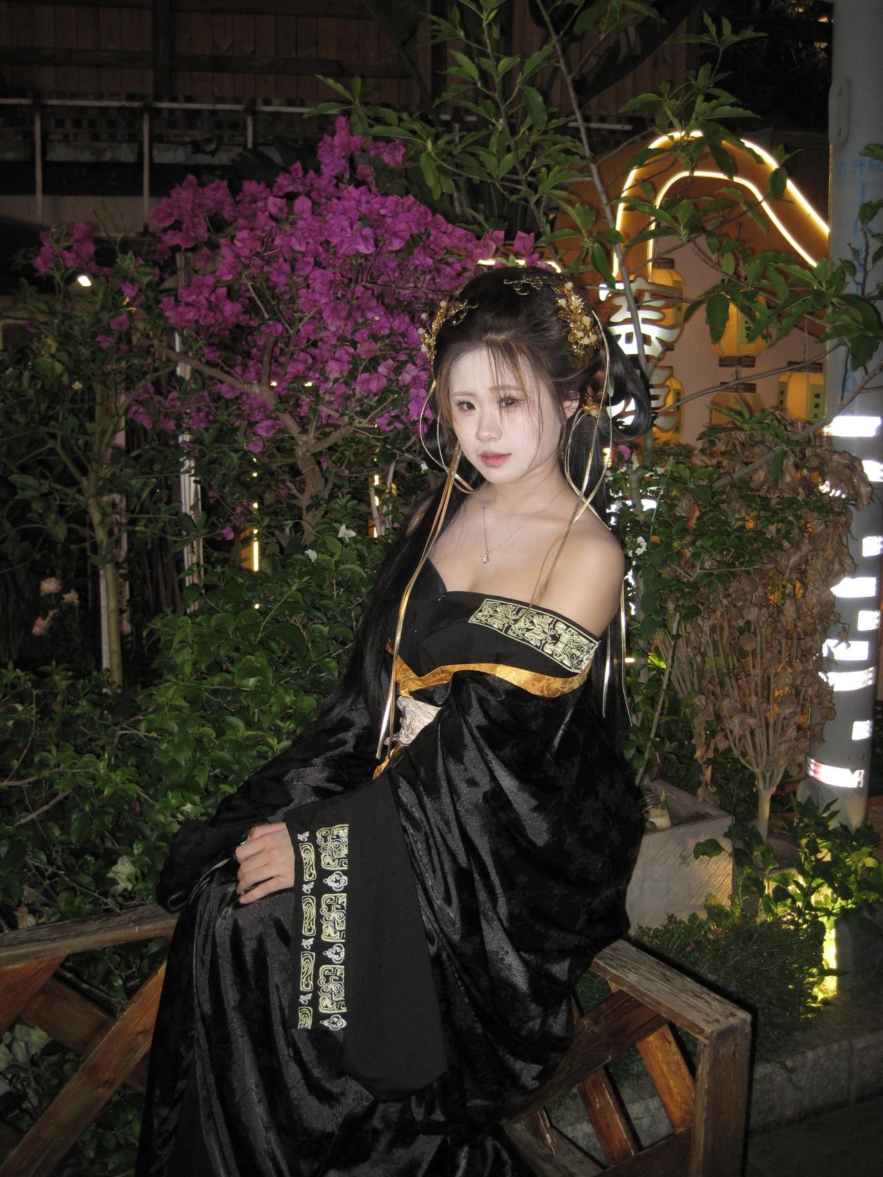 古镇随拍黑金汉服 黑金和服 国风夜景打卡地 古风打卡天花板
