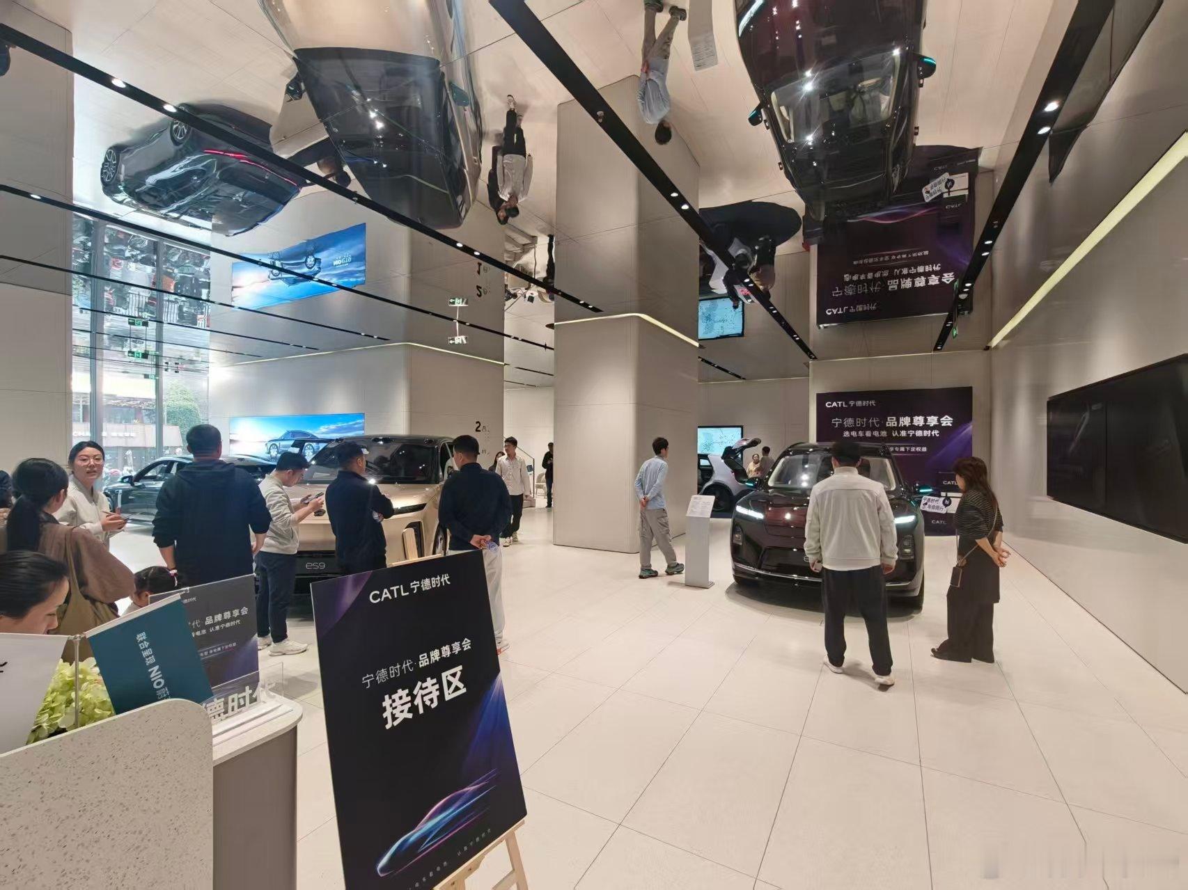 周末蔚来ES9门店热度很高，从业群一线小伙伴都在反馈忙不过来 