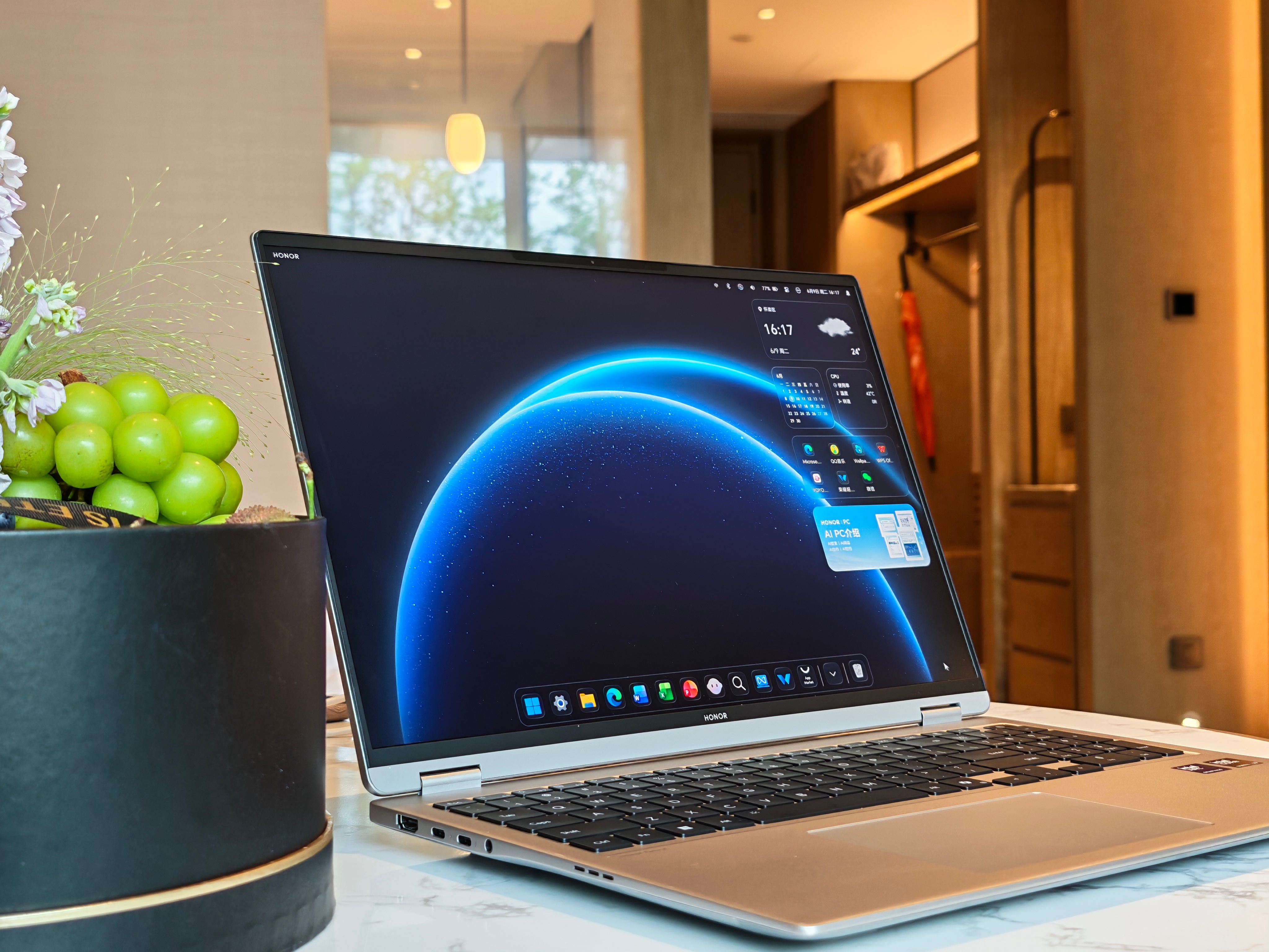荣耀 MagicBook Pro16外观采用的珠光电泳工艺，在灯光看起来下有点细