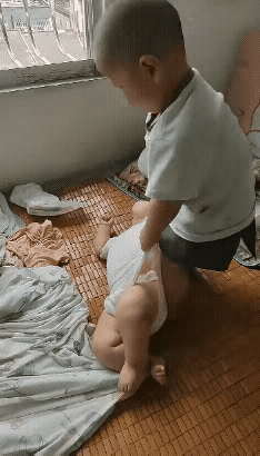 谁能想到，小朋友模仿大人的模样，又搞笑又暖心！两个小家伙午睡时大人临时外出，弟弟